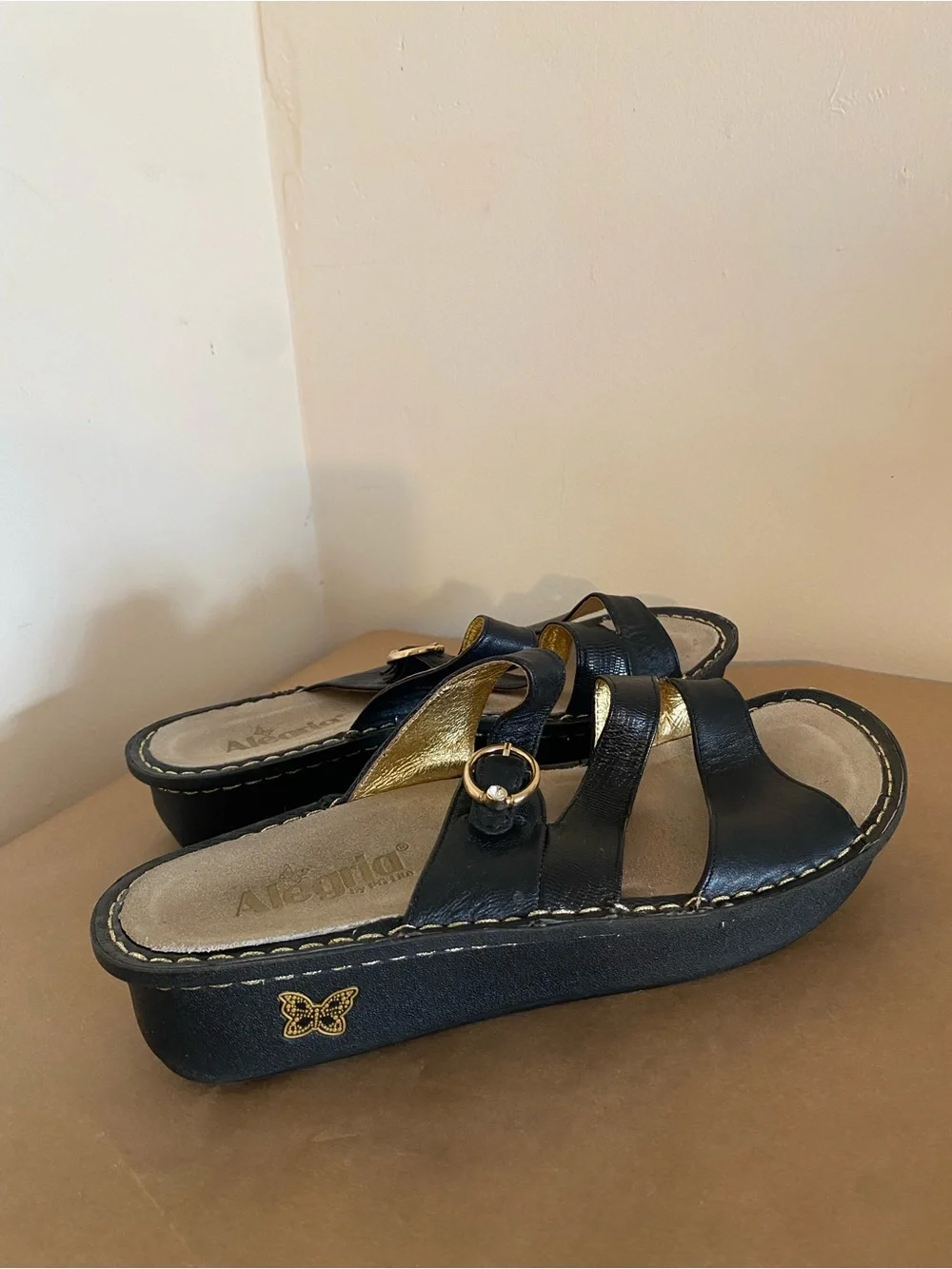 Alegria Victoriah Black & Gold Leather Platform Sandals Size 42 / 11.5 Gold ring